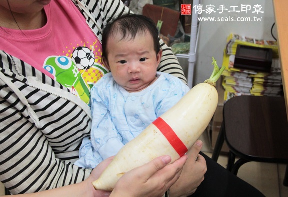 簡寶寶(新北永和區嬰兒寶寶滿月剃頭理髮、免費嬰兒剃胎毛儀式吉祥話)。中國風會場，爸媽寶貝免費穿「日中韓」古裝禮服。專業拍照、DVD光碟、證書。★購買「臍帶章、肚臍章、胎毛筆刷印章」贈送：剃頭、收涎、抓周，三選一。 2015.11.18 照片13
